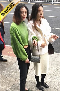 抽烟的黑色牛仔裤白色包臀长裙妹子[216M/MOV]