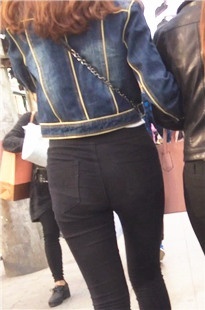 三个黑色紧身裤美眉并排走[146M/MOV]