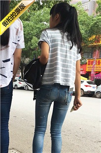 紧身牛仔裤帆布鞋年轻美眉[517M/MOV]