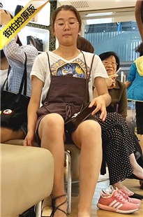 街拍鞋店试穿凉鞋的玉足美女们[523M/M2T]