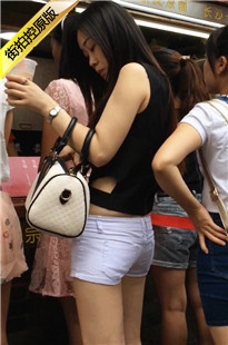 翘臀白色超低腰热裤美女和姐妹逛街[865M/MOV]