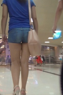 三个紧臀嫩妹上楼梯，臀翘圆美[348M/MP4]