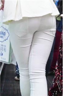 白裤MM交叉腿臀翘诱人[192M/MP4]