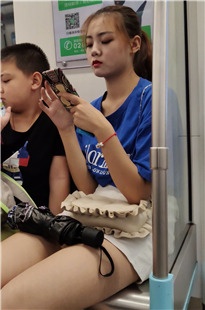 4K-地铁上可爱的小姐姐[576M/MP4]