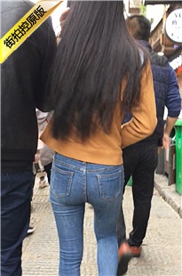 街拍紧身牛仔裤圆润翘臀小妹[550M/MOV]