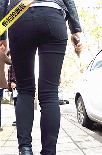 紧身黑色牛仔裤极品身材女子[297M/MP4]