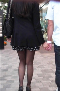 街拍白色波点连衣短裙美女[337M/MP4]