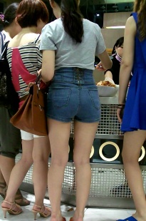 细腰紧臀MM在买东西[137M/AVI]