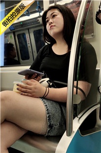 4K-地铁上的极品美腿长发美女[625M/MP4]