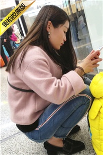 4K-蓝色牛仔裤漂亮时尚长发辣妈[737M/MP4]