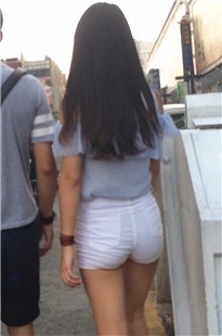 翘皮白热裤小妹，走路屁屁两边甩[568M/MOV]