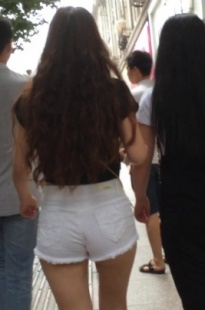 超短热裤MM，月牙儿都出来了[343M/MOV]