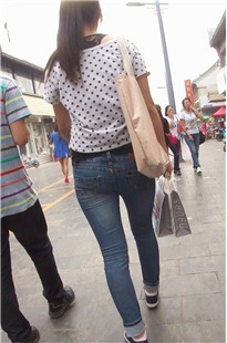 年轻小妹和男朋友在逛街[120M/MP4