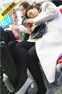 4K-高铁站候车的黑丝丰满大腿女子[722M/MP4]