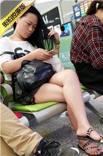 4K-白色T恤黑色热裤美眉[671M/MP4]