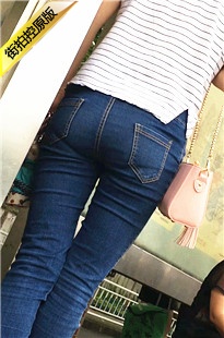 圆臀牛仔裤小妹交叉腿站着[140M/MOV]