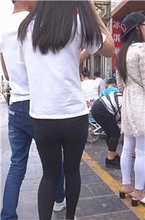 黑色紧身裤学生小妹，看到就激动万分[267M/MTS]