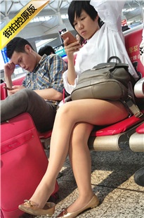 4K-街拍白衣短裙肉丝美眉在挑鞋[771M/MP4]