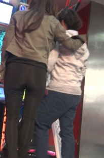 跳舞机上的黑色紧身裤美臀美眉[2.6G/M2TS]