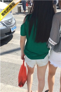 三个街拍热裤妹子[134M/MOV]