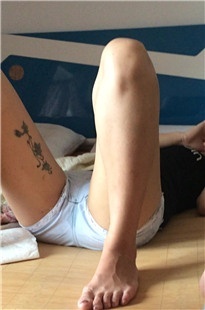 极品美MM躺床上玩手机，貌似那里湿了[401M/MOV]