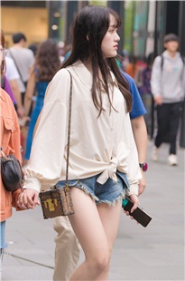 滑溜溜的大白腿，看见就想咬啊3A2849[614M]