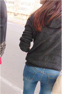 等公车的牛仔裤美眉[166M/MP4]