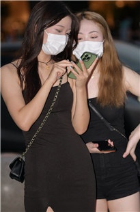 开衩裙美足闺蜜3A4538[1.28G]