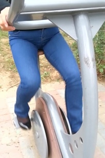 紧身牛仔MM在公园健身[278M/MP4]