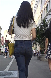 街拍紧身牛仔裤MM就是会扭[406M/MOV]