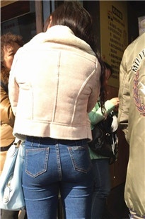 【熬夜猫作品】丰满超翘的年轻小姨[MOV/587MB]