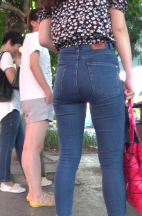 正在等车的宽臀牛仔裤紧臀MM[284M/MTS]