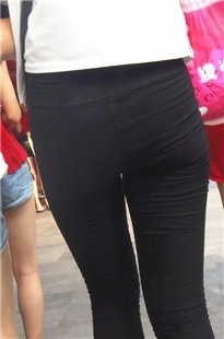 街拍黑色紧身裤MM [94M/MP4]