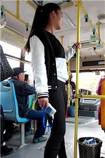 公交车紧身黑牛小妹，既然爱站着，我就摄你喽[308M/MP4]