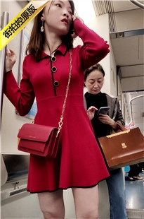 4K-地铁上的红衣街拍美女[625M/MP4]