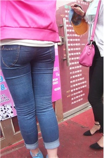 紧绷臀型的红衣蓝色紧牛美眉买奶茶[297M/MP4]