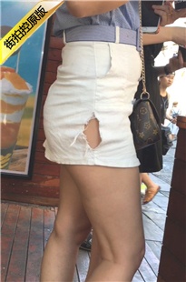 破洞的白色牛仔短裙很有个xing[379M/MOV]