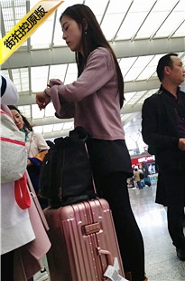 4K-高铁站等车的黑丝棕色高跟极品MT长发美女[1.09G/MP4]