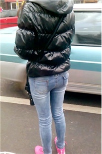 牛仔妹妹过马路，很谨慎啊[27.4M/MP4]