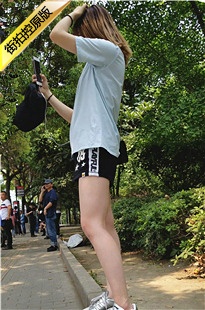 4K-浅色T恤黑色热裤高挑妹子[772M/MP4]