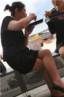 工作人员用餐[382M]