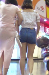 买东西拍摄紧翘的湖南妹子[591M/MTS]