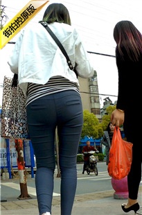 逛完街坐车回家的白衣紧身灰臀小妹[368M/MP4]