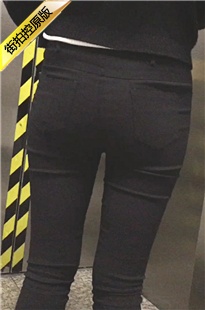 等电梯的翘臀黑紧裤妹子[142M/MOV]