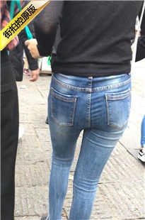近拍蓝色牛仔裤美眉，PP绷得真紧[169M/MOV]
