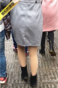 街拍灰色连衣裙肉丝学生美眉[221M/MOV]