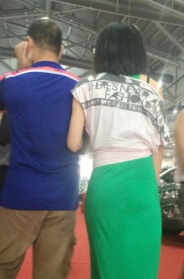 参观车展绿长裙美妇[600M/MOV]