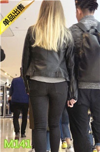 4K-街拍两个黑色紧身裤金发漂亮洋妞M141[918M]