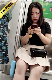 4K-地铁上的黑衣街拍美女[1.03G/MP4]