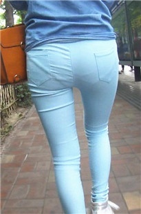 紧身铅笔裤翘臀小妹内痕太明显了[182M/MP4]